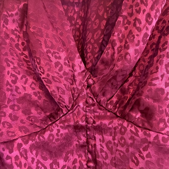 Satin cheetah long sleeve going out top - Picture 2 of 4